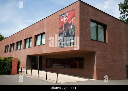 19. Mai 2022, Niedersachsen, Bramsche-Kalkriese: Ansicht eines Gebäudes aus dem Varusschlacht-Museum Kalkriese, in dem die Ausstellung 'Pompeji - Pracht und Tod unter dem Vulkan' gezeigt wird. Im Jahr 79 n. Chr. ereignete sich im Golf von Neapel eine Katastrophe: Der Vesuv brach aus - plötzlich und unerwartet. Einen Tag später wurde alles Leben in einem Umkreis von 15 Kilometern gelöscht. Die neue Sonderausstellung dokumentiert den schrecklichen Vulkanausbruch mit Lavagesteinen und Augenzeugenberichten und zeigt mit exklusiven Objekten das luxuriöse Leben am Golf von Neapel kurz vor seiner endgültigen Zerstörung. Auf dem Display Stockfoto