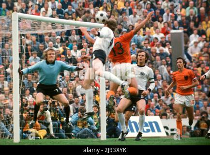 ARCHIVFOTO: Vor 50 Jahren, am 26. Mai 1972, wurde das Münchner Olympiastadion eröffnet, Franz BECKENBAUER mit (GER) und Johan CRUYFF auf der rechten Seite. (Holland) Berti VOGTS beim Torfinale Sepp MAIER (GER) Deutschland - Holland 2:1, am 07.07.1974. Fußball-Weltmeisterschaft 1974 in Deutschland vÇ¬ an der Spitze des Balls zusehen Stockfoto