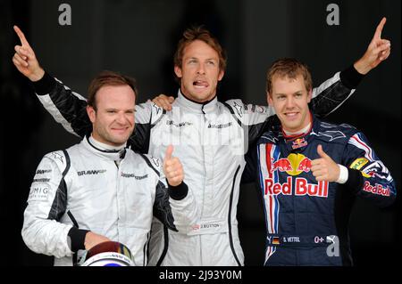 ARCHIVFOTO: Rubens BARRICHELLO wird am 23. Mai 2022 50 Jahre alt, von links: Rubens BARRICHELLO (li, BH), Brawn GP, Jenson BUTTON (GBR), Brawn GP, Sebastian VETTEL (GER), Red Bull Racing, Halbfigur, Jubel, Jubel. Motorsport, Formel 1, vor dem GP von Katalonien Spanien in Barcelona am 05/09/2009 Stockfoto