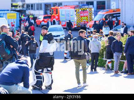 Helsinki, Finnland, 19. Mai 2022, deutscher Spieler Philipp GRUBAUER Torwart Nr.30 aus Deutschland bei Feueralarm mit Feuerwehrmann in der Eishalle vor dem Spiel DEUTSCHLAND - DÄNEMARK 1-0 der IIHF EISHOCKEY WELTMEISTERSCHAFT Gruppe B in Helsinki, Finnland, 19. Mai 2022, Staffel 2021/2022 © Peter Schatz / Alamy Live News Stockfoto