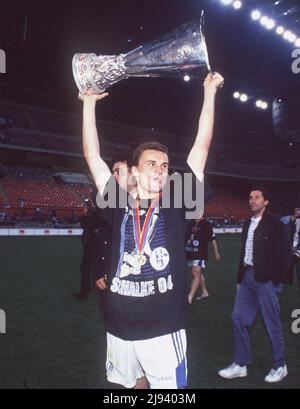 ARCHIVFOTO: Vor 25 Jahren, am 21. Mai 1997, gewann der FC Schalke 04 den UEFA-Cup, 01SN MAX SP.jpg Martin MAX, Deutschland, Fußballspieler, FC Schalke 04, Feiert mit dem UEFA Cup, 21. Mai 1997. Stockfoto