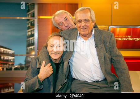 Köln, Deutschland. 06. Oktober 2009. ARCHIVFOTO: Dieter Hildebrandt wäre am 23. Mai 2022 95 Jahre alt gewesen, Franz-Xaver KROETZ (links), Schauspieler, und Dieter HILDEBRANDT, Kabarettistin, Umarmung, 'Menschen bei Maischberger', Talkshow, WDR/ARD, 06.10.2009. Kredit: dpa/Alamy Live News Stockfoto