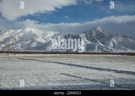 Schneebedeckte Berge in Tibet Stockfoto