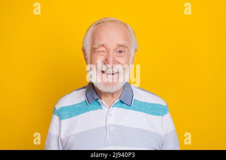 Portrait von attraktiven fröhlich lustig grauhaarigen Mann lächelnd freundlich winken isoliert über lebendige gelbe Farbe Hintergrund Stockfoto