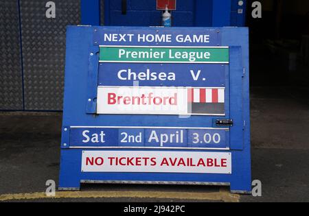 Foto vom 13-03-2022 von Einer Ansicht eines Boards, auf dem steht, dass keine Tickets für ihr Spiel gegen Brentford an der Stamford Bridge verfügbar sind. Chelseas Zukunft wurde am 10. März sehr unklar, als der Eigentümer Roman Abramovich von der britischen Regierung wegen seiner Verbindungen zum russischen Präsidenten Wladimir Putin sanktioniert wurde. Bilddatum: Sonntag, 13. März 2022. Ausgabedatum: Freitag, 20. Mai 2022. Stockfoto