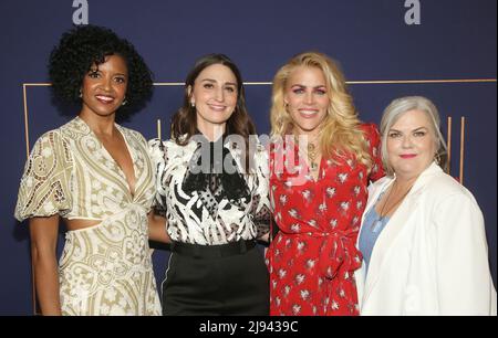 Hollywood, Ca. 19.. Mai 2022. Renée Elise Goldsberry, Sara Bareilles, Busy Philipps und Paula Pell beim Girls5eva NBCU FYC House Panel auf der Aster in Hollywood, Kalifornien, am 19. Mai 2022. Quelle: Saye Sadou/Media Punch/Alamy Live News Stockfoto