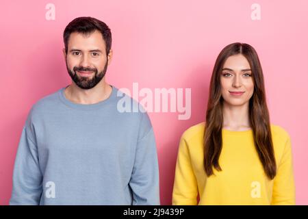 Foto von zwei zufrieden froh Partner lächeln Kamera isoliert auf rosa Hintergrund Stockfoto