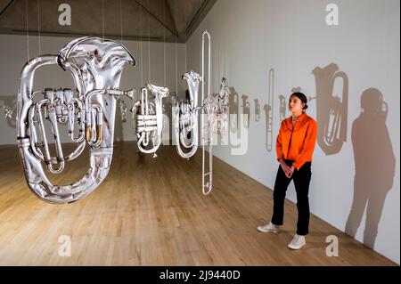 London, Großbritannien. 20.. Mai 2022. Perpetual Canon, Crushed Brass Band Instruments - Cornelia Parker an der Tate Britain - der erste große Überblick über ihre Werke in London. Die Ausstellung vereint über 90 Kunstwerke, darunter immersive Installationen, Skulpturen, Film, Fotografie und Zeichnung, und feiert die Breite ihrer höchst experimentellen und weitreichenden Karriere. Kredit: Guy Bell/Alamy Live Nachrichten Stockfoto