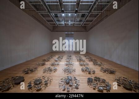 London, Großbritannien. 20.. Mai 2022. Dreißig Silberstücke, eine Installation aus dampfgedrehten Silberobjekten, die von der Decke hängen - Cornelia Parker in der Tate Britain - der erste große Überblick über ihre Arbeiten in London. Die Ausstellung vereint über 90 Kunstwerke, darunter immersive Installationen, Skulpturen, Film, Fotografie und Zeichnung, und feiert die Breite ihrer höchst experimentellen und weitreichenden Karriere. Kredit: Guy Bell/Alamy Live Nachrichten Stockfoto