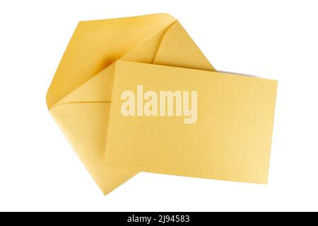 Goldener Umschlag mit einer Gold-Karte isoliert auf weiß für vip-Kunden. Leere Einladungskarte, Draufsicht Stockfoto