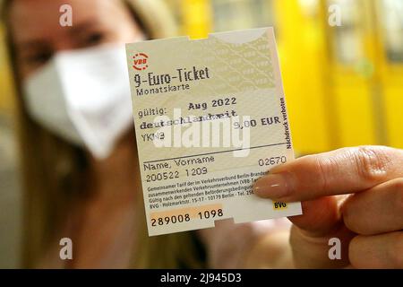 Berlin, Deutschland. 20.. Mai 2022. Eine junge Frau hält eine 9-Euro-Monatskarte in der U-Bahn-Station Potsdamer Platz. Der Bundesrat hat am Freitag das vom Bundestag verabschiedete Finanzierungsgesetz für die Sonderaktion, die am 1. Juni für drei Monate starten soll, gebilligt. Quelle: Wolfgang Kumm/dpa/Alamy Live News Stockfoto