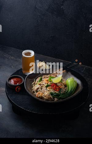 Hokkien Mee oder Rühren Sie frittierte gelbe Nudeln und Reisnudeln mit Garnelen, Tintenfische, Eier und Schweinefleisch Stockfoto