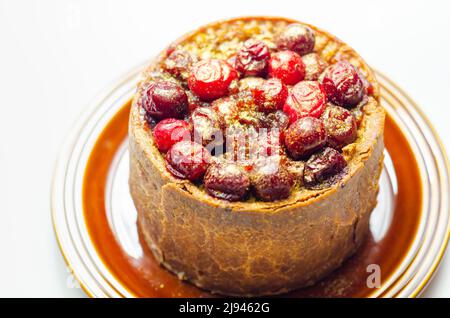 Britischer Schweinekuchen mit ganzen Cranberries und einem reichen Rubeport-Gelee, traditionelles englisches Essen Stockfoto