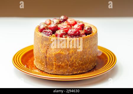 Britischer Schweinekuchen mit ganzen Cranberries und einem reichen Rubeport-Gelee, traditionelles englisches Essen Stockfoto