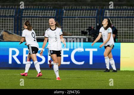 Zenica, Bosnien und Herzegowina, 15.. Mai 2022. Laura Gloning aus Deutschland reagiert während des UEFA Women's U-17 Championship 2022 Finales zwischen Spanien U17 und deutschland U17 im Grbavica Stadium in Sarajevo, Bosnien und Herzegowina. 15.Mai 2022. Kredit: Nikola Krstic/Alamy Stockfoto