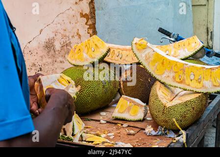 Jackfrucht wird auf der Straße von Stone Town, Sansibar, Tansania geschnitten Stockfoto