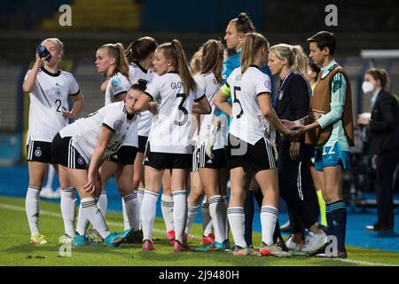 Zenica, Bosnien und Herzegowina, 15.. Mai 2022. Die deutschen Spieler machen während des UEFA Women's Under-17 Championship 2022 Finales zwischen Spanien U17 und deutschland U17 im Grbavica Stadium in Sarajevo, Bosnien und Herzegowina, eine Pause. 15.Mai 2022. Kredit: Nikola Krstic/Alamy Stockfoto