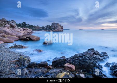 Ploumanac'h bei Sonnenaufgang, Côtes-d'Armor, Bretagne, Frankreich Stockfoto