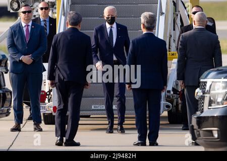 Pyeongtaek, Südkorea. 20.. Mai 2022. US-Präsident Joe Biden (Mitte) wurde am Freitag, den 20. Mai 2022, als er von der Air Force One auf dem Osan Air Base in Pyeongtaek, Südkorea, aussteigt, von Beamten begrüßt. Bidens erste Reise als Präsident nach Asien, die bis Dienstag dauert, schließt auch Japan ein. (Foto: SeongJoon Cho/Pool/Sipa USA) Quelle: SIPA USA/Alamy Live News Stockfoto