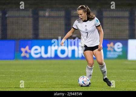 Zenica, Bosnien und Herzegowina, 15.. Mai 2022. Mara Alber aus Deutschland in Aktion während des UEFA Women's UER-17 Championship 2022 Finales Spiel zwischen Spanien U17 und deutschland U17 im Grbavica Stadium in Sarajevo, Bosnien und Herzegowina. 15.Mai 2022. Kredit: Nikola Krstic/Alamy Stockfoto