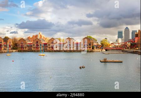 Am Wasser gelegene Apartments im Shadwell Basin Wohnungs- und Freizeitkomplex, der um einen nicht mehr genutzten Dock in Wapping, London, Großbritannien, gebaut wurde Stockfoto