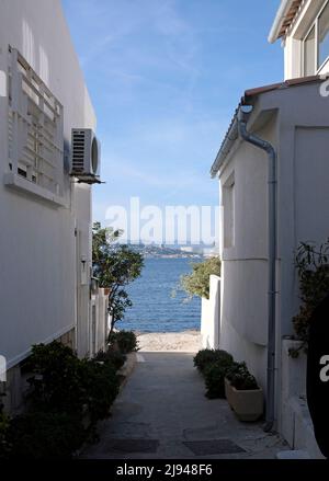 Blick auf das Mittelmeer zwischen zwei Gebäuden in Marseille, Frankreich Stockfoto