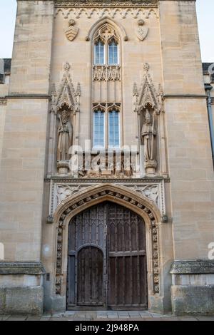 Steinplatte des heiligen johannes des täufers, Steinskulptur von Walter de Merton und Henry III über den Holztüren zum Merton College, Oxford University, England Stockfoto