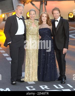 Foto muss gutgeschrieben werden ©Alpha Press 078237 19/05/2022 Christopher McQuarrie und Frau Heather McQuarrie mit Jerry Bruckheimer und Frau Linda Bruckheimer bei der Top Gun Maverick Royal Film Performance im Leicester Square, London Stockfoto