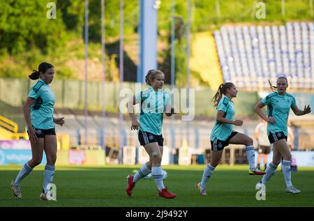 Zenica, Bosnien und Herzegowina, 15.. Mai 2022. Die deutschen Spieler wärmen sich während des UEFA Women's U-17 Championship 2022 Finales zwischen Spanien U17 und deutschland U17 im Grbavica Stadium in Sarajevo, Bosnien und Herzegowina, auf. 15.Mai 2022. Kredit: Nikola Krstic/Alamy Stockfoto