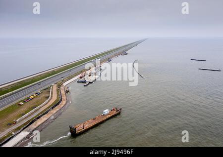 2017-09-14 17:30:09 BREEZANDDIJK - Drohnenfoto der Arbeit am Afsluitdijk. Die umfangreiche Renovierung des Deichs zwischen Nordholland und Friesland wird einige Jahre in Anspruch nehmen. ANP ROBIN VAN LONKHUIJSEN niederlande Out - belgien Out Stockfoto