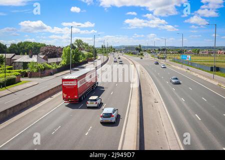 A494, Queensferry Bypass - Willkommen in Wales Stockfoto