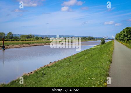 Die Flut kommt auf dem Fluss Dee, Deeside, Nordwales Stockfoto