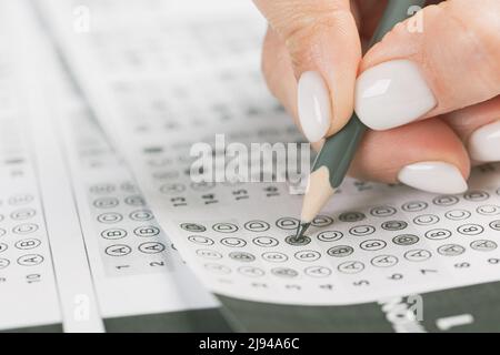 Hand-Füllung in Prüfung-Carbon Computer Papier und Bleistift Stockfoto