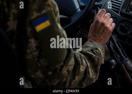 Barwinkowe, Oblast Charkiw, Ukraine. 20.. Mai 2022. Ein ukrainischer Soldat mit der mechanisierten Brigade von 93. hält seine Hand auf einem Gewehr, während er am 20. Mai 2022 in Barvinkove, Ukraine, fuhr. Russische Truppen sind von Izyum, einer nahe gelegenen Stadt, in Richtung Barvinkove vorrückte, als sie versuchen, die Region Donbas zu erobern. (Bild: © Daniel Carde/ZUMA Press Wire) Stockfoto