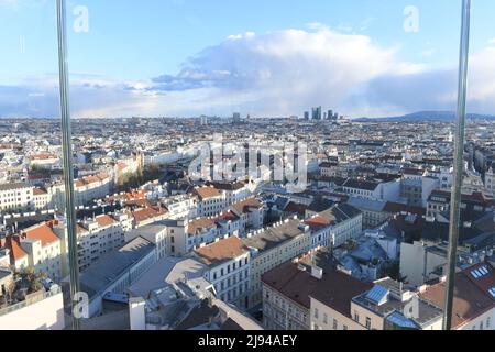 Über den Dächern von Wien, Blick auf die Stadt vom 'Haus des Meeres' - über den Dächern Wiens, Blick vom 'Haus des Meeres' auf die Stadt Stockfoto