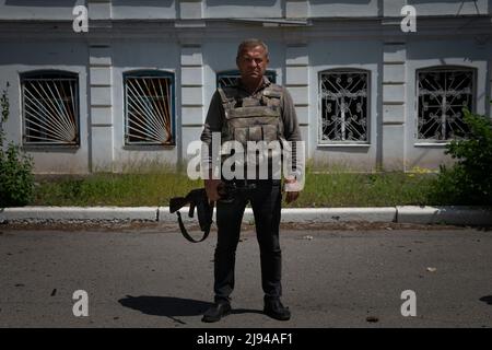 Barwinkowe, Oblast Charkiw, Ukraine. 20.. Mai 2022. Der Bürgermeister von Barvinkove, Alexander Balo, posiert am 20. Mai 2022 für ein Porträt auf einer Straße in der Nähe des Stadtzentrums von Barvinkove, Ukraine. Seit Beginn der russischen Invasion wurden in seiner Stadt elf Zivilisten getötet, die jüngste war ein 15-jähriges Mädchen mit ihrer Mutter. „Die Stadt steht immer unter Feuer, ich habe keine Ahnung warum“, sagte er. „Die Stadt hat keine strategischen Objekte, keine wichtige Infrastruktur. ItÃs eine landwirtschaftliche Fläche. (Bild: © Daniel Carde/ZUMA Press Wire) Stockfoto