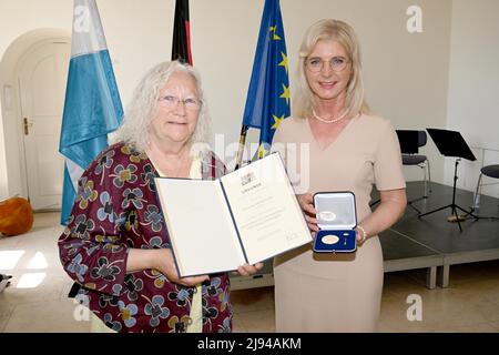 München, Deutschland. 20.. Mai 2022. Helene Nestler, langjährige Mitarbeiterin der AWO Nachbarschaftshilfe Ottobrunn - Hohenbrunn - Neubiberg e.V., wird bei der Verleihung der Bayerischen Staatsmedaille für soziales Verdienst in der Orangerie von Schloss Nymphenburg von Ulrike scharf, Staatsministerin im Staatsministerium für Familie, Arbeit und Soziales, geehrt. Quelle: Felix Hörhager/dpa/Alamy Live News Stockfoto