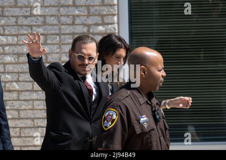 Fairfax, Vereinigte Staaten Von Amerika. 18.. Mai 2022. Der Schauspieler Johnny Depp waviest seine Fans, als er am 17. Mai 2022 eine Pause von seinem Anti-Diffamierungsverfahren im Fairfax County Courthouse in Fairfax, VA, einlegt. Kredit: Chris Kleponis/CNP/Sipa USA (BESCHRÄNKUNG: KEINE New York oder New Jersey Zeitungen oder Zeitungen innerhalb eines 75 Meilen Radius von New York City) Gutschrift: SIPA USA/Alamy Live News Stockfoto