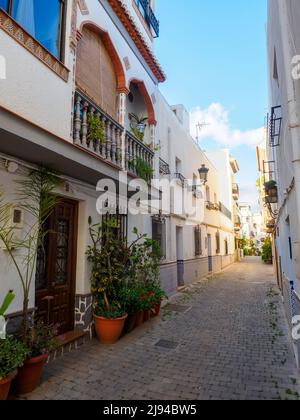 Straße im alten Teil der touristischen Stadt Almunecar an der costa Tropical - Andalusien, Spanien Stockfoto