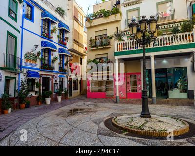 Platz im alten Teil der touristischen Stadt Almunecar an der costa Tropical - Andalusien, Spanien Stockfoto