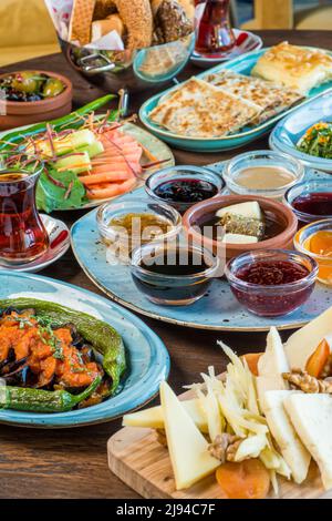 Traditionelles türkisches Frühstück mit traditionellem türkischen Tee auf Stein Tabelle Stockfoto