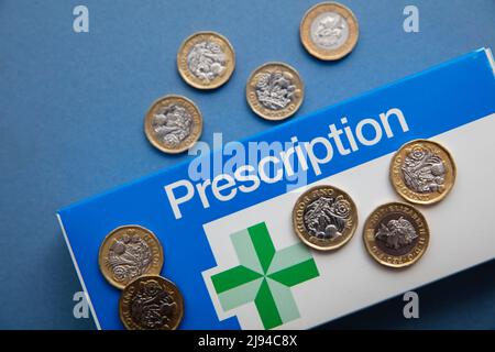 OXFORD, UK - Mai 2022: NHS verschreibungspflichtige Verpackungen mit Geld. Kostenkonzept im Gesundheitswesen Stockfoto