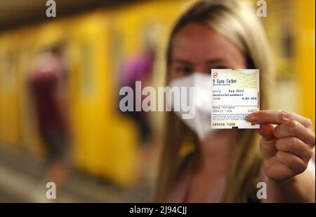 Berlin, Deutschland. 20.. Mai 2022. Eine junge Frau hält eine 9-Euro-Monatskarte in der U-Bahn-Station Potsdamer Platz. Der Bundesrat hat am Freitag das vom Bundestag verabschiedete Finanzierungsgesetz für die Sonderaktion, die am 1. Juni für drei Monate starten soll, gebilligt. Quelle: Wolfgang Kumm/dpa/Alamy Live News Stockfoto