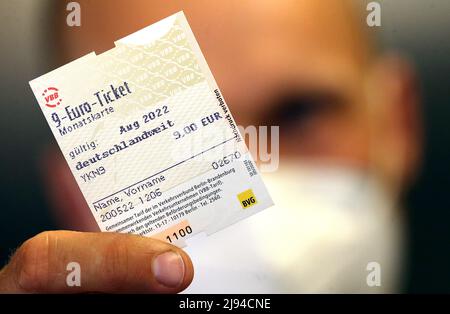 Berlin, Deutschland. 20.. Mai 2022. Ein Mann hält eine 9-Euro-Monatskarte in der U-Bahn-Station Potsdamer Platz. Der Bundesrat hat am Freitag das vom Bundestag verabschiedete Finanzierungsgesetz für die Sonderaktion, die am 1. Juni für drei Monate starten soll, gebilligt. Quelle: Wolfgang Kumm/dpa/Alamy Live News Stockfoto