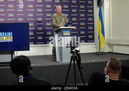 KIEW, UKRAINE - 20. MAI 2022 - der Sprecher der ukrainischen Mod, Oleksandr Motuzianyk, hält ein Briefing, Operational Information über die russische Invasion von Stockfoto