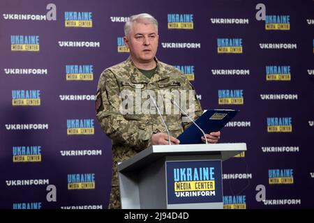 KIEW, UKRAINE - 20. MAI 2022 - der Sprecher der ukrainischen Mod, Oleksandr Motuzianyk, hält ein Briefing, Operational Information über die russische Invasion von Stockfoto