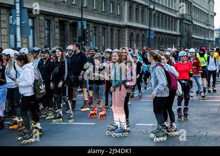 Warschau, Polen. 19.. Mai 2022. Eine Menschenmenge auf Rollschuhlaufen während der Veranstaltung „Nightskating Warsaw“ im Zentrum der Stadt. Nächtliches Schlittschuhlaufen Warschau ist eine beliebte Serie von nächtlichen Rollschuhlaufen entlang der Stadt. Es ist ein Treffen von Menschen, die Rollschuhlaufen nicht nur als Sport, sondern zum Spaß lieben, unabhängig vom Alter. Die Strecke ist ca. 25 km. Laut Veranstalter waren es etwa 1500 Teilnehmer. (Foto von Volha Shukaila/SOPA Images/Sipa USA) Quelle: SIPA USA/Alamy Live News Stockfoto