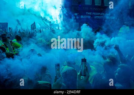 LIVERPOOL, ENGLAND - MAI 19: Fans von Everton vor dem Stadion vor dem Premier League-Spiel zwischen Everton und Crystal Palace im Goodison Park am 19. Mai 2022 in Liverpool, Großbritannien. (Foto von Sebastian Frej) Stockfoto