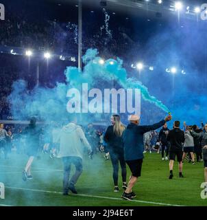 LIVERPOOL, ENGLAND - MAI 19: Everton-Fans laufen während des Premier League-Spiels zwischen Everton und Crystal Palace im Goodison Park am 19. Mai 2022 in Liverpool, Großbritannien, auf dem Spielfeld. (Foto von Sebastian Frej) Stockfoto