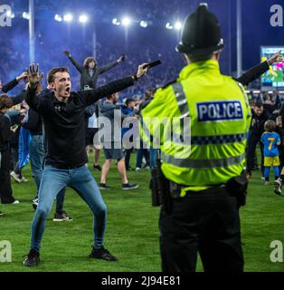 LIVERPOOL, ENGLAND - MAI 19: Everton-Fans laufen während des Premier League-Spiels zwischen Everton und Crystal Palace im Goodison Park am 19. Mai 2022 in Liverpool, Großbritannien, auf dem Spielfeld. (Foto von Sebastian Frej) Stockfoto